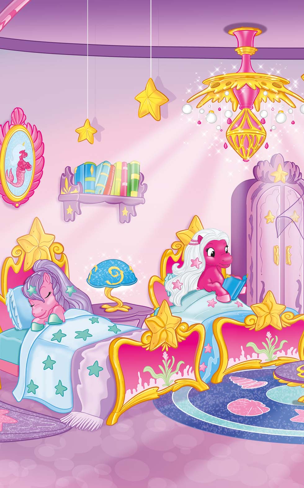 Kaja und Lila liegen in ihren Betten im Sternen-Schlafsaal.